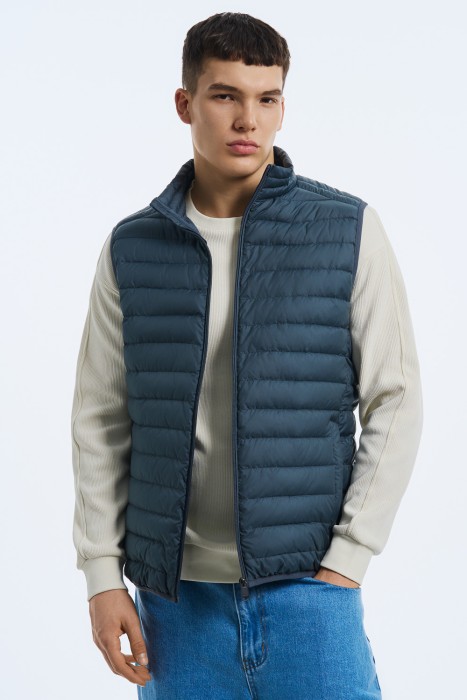 стеганый жилет от бренда снежная королева вид слева