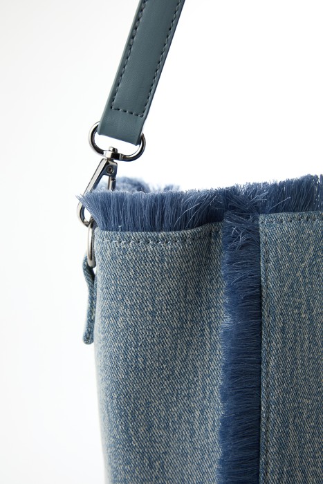 сумка из денима от бренда снежная королева вид слева