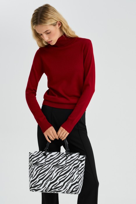 сумка из искусственного меха от бренда снежная королева вид слева