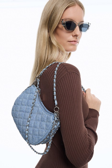 сумка из искусственной кожи от бренда снежная королева вид слева