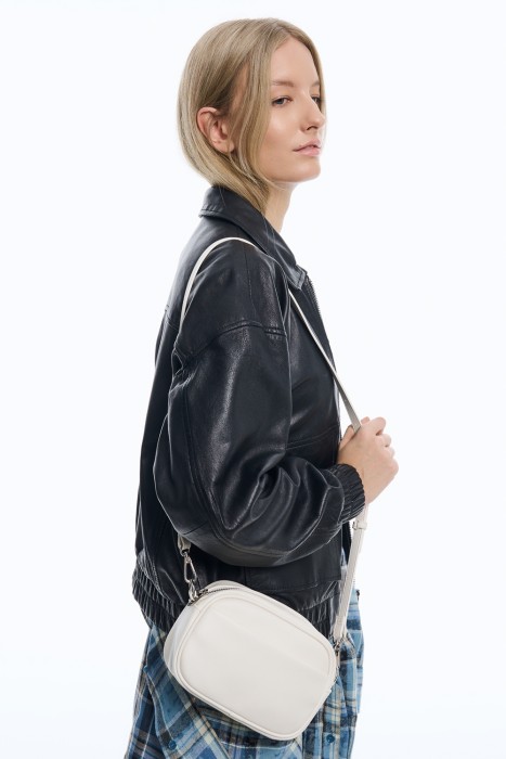 сумка из искусственной кожи от бренда снежная королева вид слева