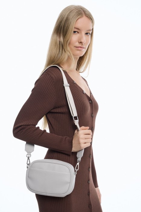 сумка из искусственной кожи от бренда снежная королева вид слева