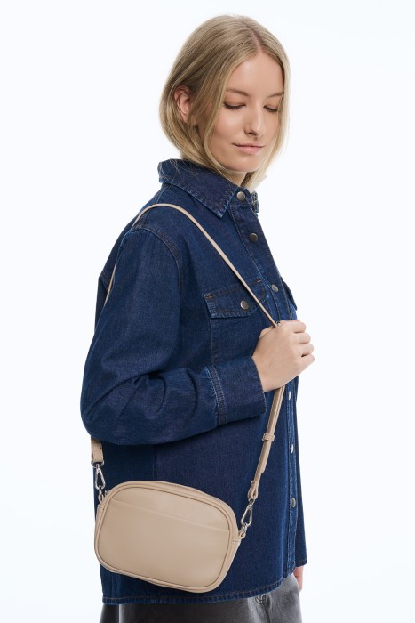 сумка из искусственной кожи от бренда снежная королева вид слева