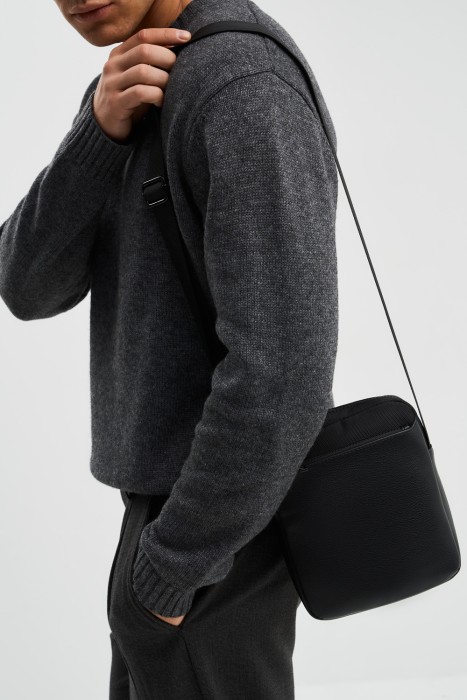 сумка из искусственной кожи от бренда снежная королева вид слева