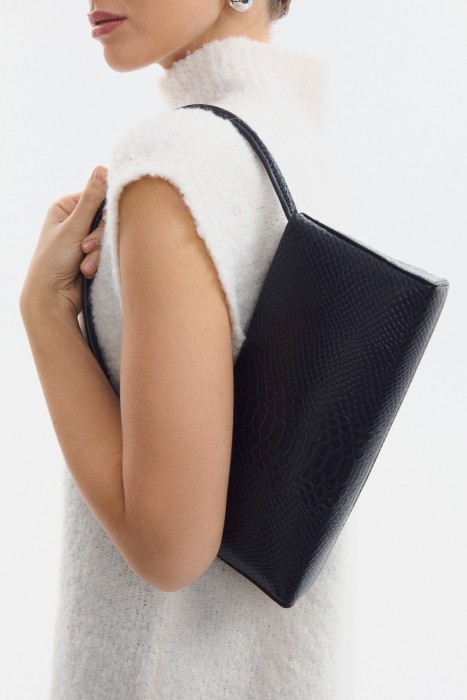 сумка из искусственной кожи от бренда снежная королева вид слева