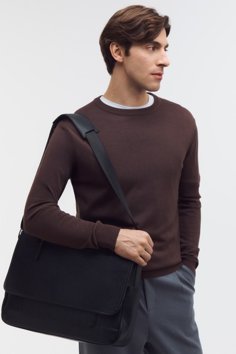 сумка из искусственной кожи от бренда снежная королева вид слева