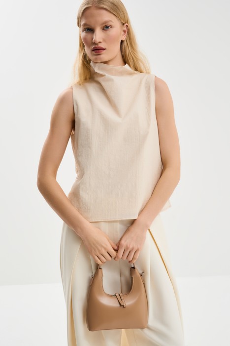 сумка из искусственной кожи от бренда снежная королева вид слева