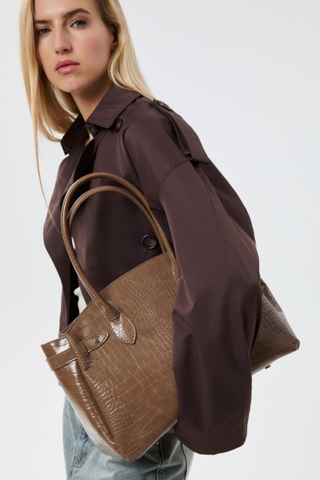 сумка из искусственной кожи от бренда снежная королева вид слева