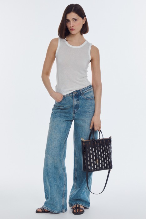 сумка из искусственной кожи от бренда снежная королева вид слева