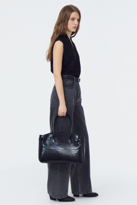 сумка из искусственной кожи от бренда снежная королева вид слева