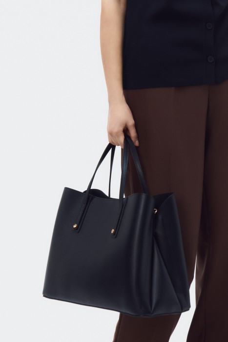 сумка из искусственной кожи от бренда снежная королева вид слева