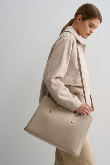 сумка из искусственной кожи от бренда снежная королева вид слева