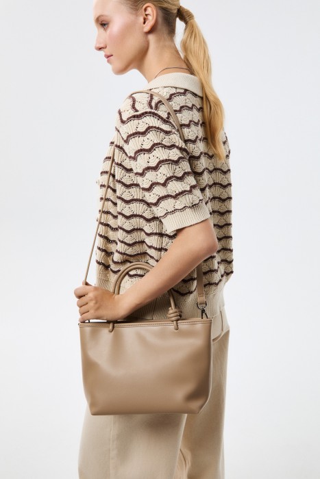 сумка из искусственной кожи от бренда снежная королева вид слева