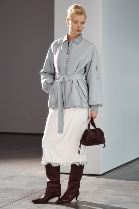 сумка из искусственной кожи от бренда снежная королева вид слева