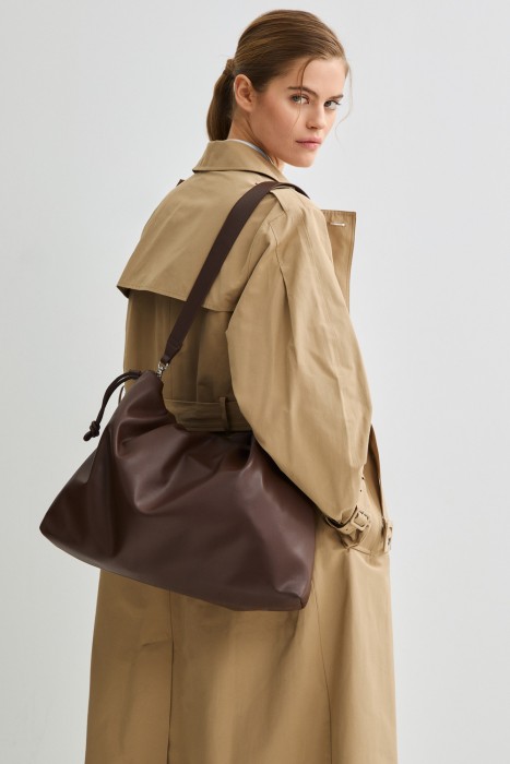 сумка из искусственной кожи от бренда снежная королева вид слева