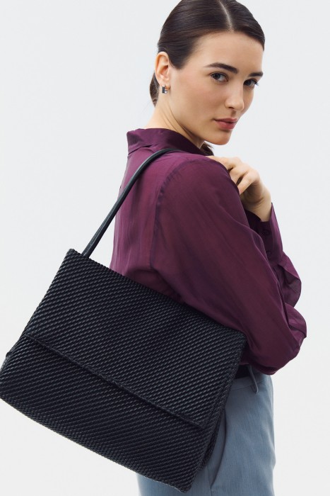 сумка из искусственной кожи от бренда снежная королева вид слева