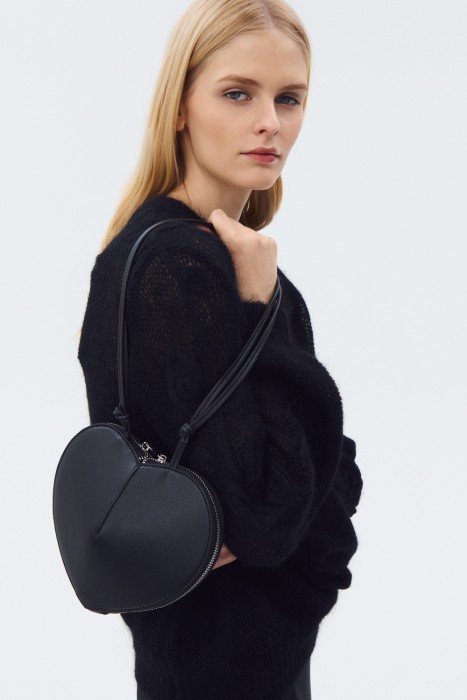 сумка из искусственной кожи от бренда снежная королева вид слева