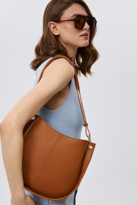 сумка из искусственной кожи от бренда снежная королева вид слева