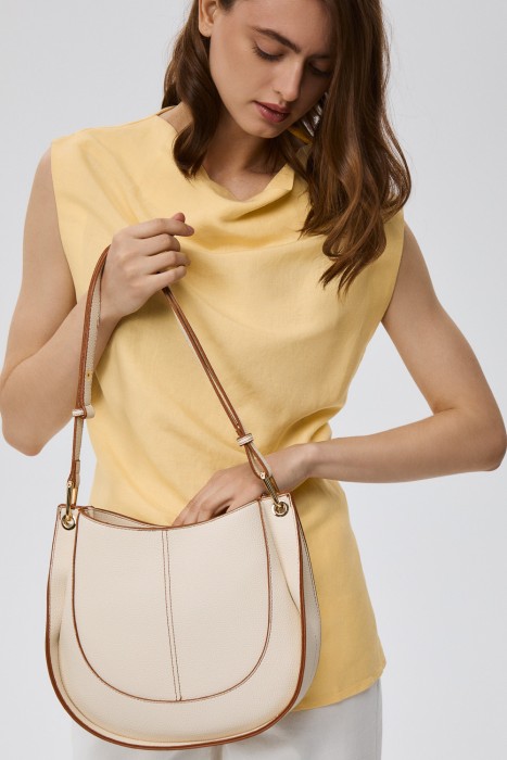 сумка из искусственной кожи от бренда снежная королева вид слева