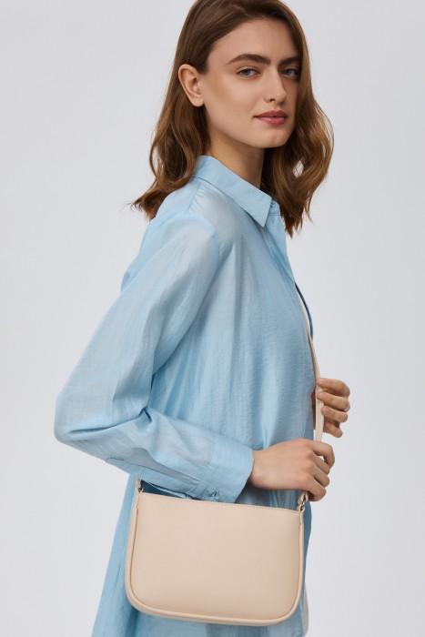 сумка из искусственной кожи от бренда снежная королева вид слева