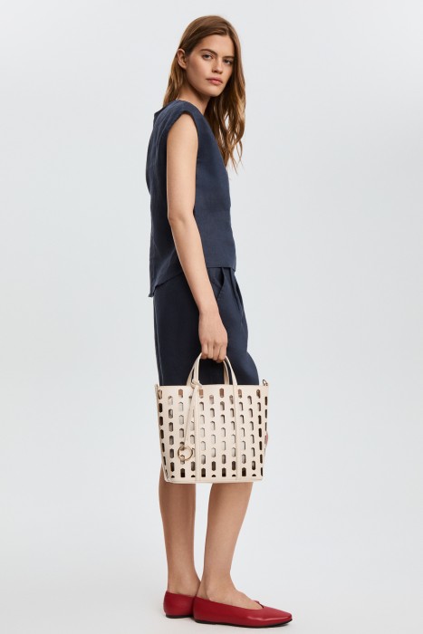 сумка из искусственной кожи от бренда снежная королева вид слева