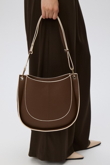 сумка из искусственной кожи от бренда снежная королева вид слева