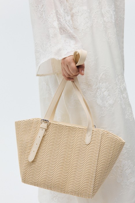 сумка из искусственной кожи от бренда снежная королева вид слева