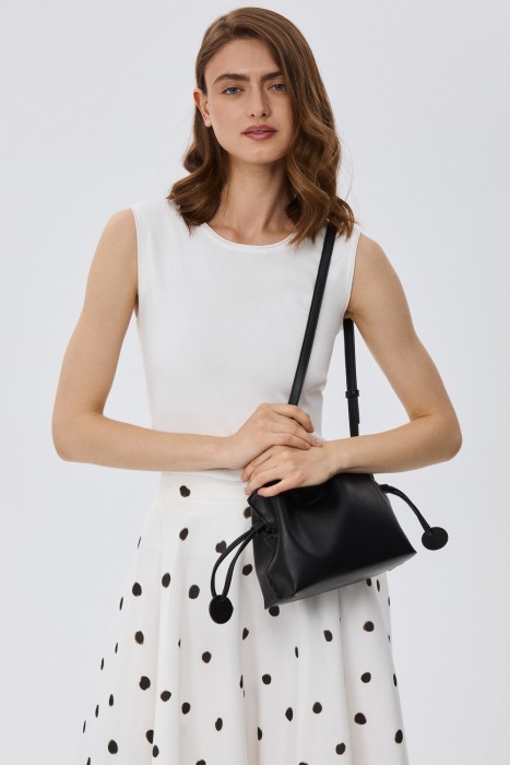 сумка из искусственной кожи от бренда снежная королева вид слева