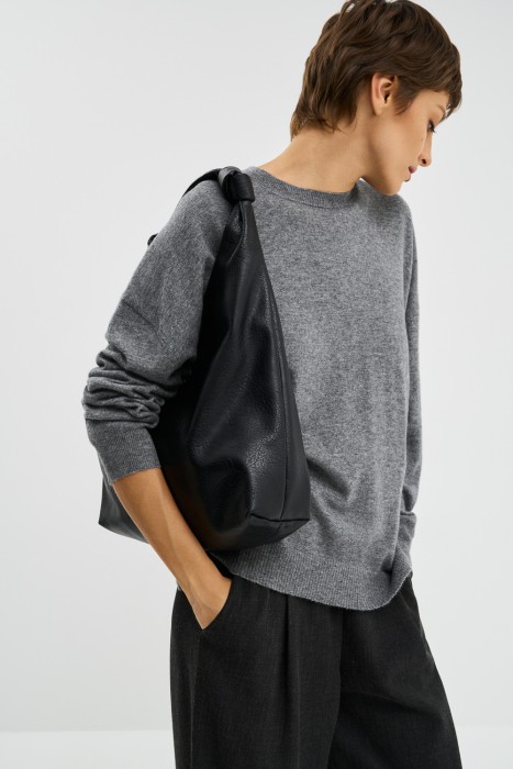 сумка из искусственной кожи от бренда снежная королева вид слева