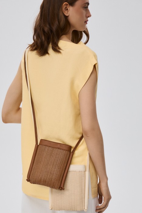 сумка из искусственной кожи от бренда снежная королева вид слева