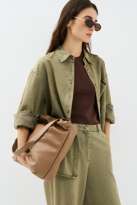 сумка из искусственной кожи от бренда снежная королева вид слева