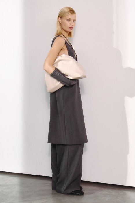 сумка из искусственной кожи от бренда снежная королева вид слева