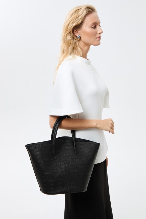 сумка из натуральной кожи от бренда снежная королева вид слева