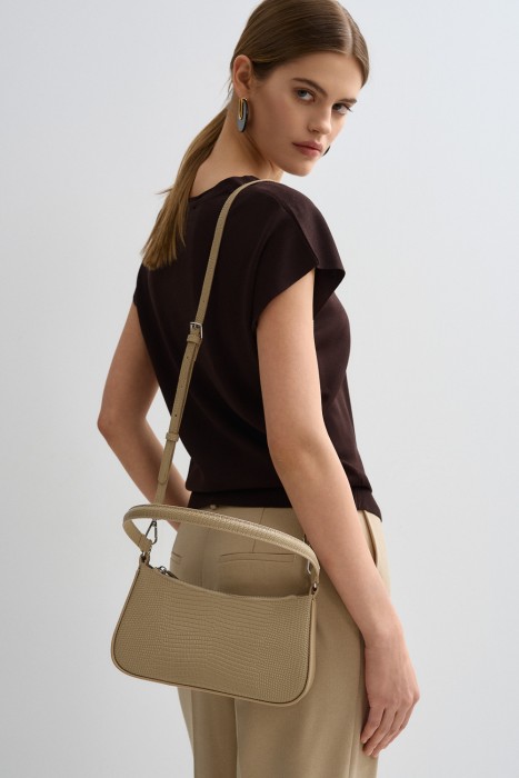 сумка из натуральной кожи от бренда снежная королева вид слева