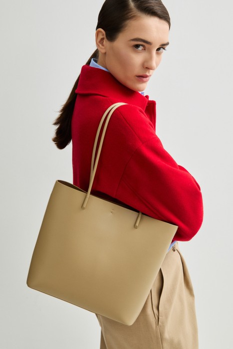 сумка из натуральной кожи от бренда снежная королева вид слева