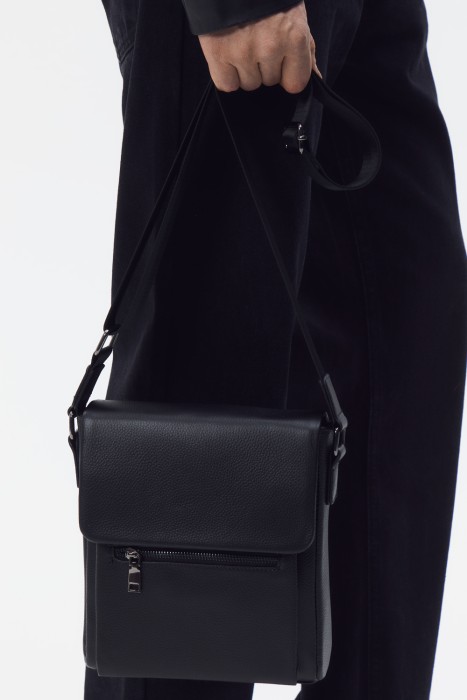 сумка из натуральной кожи от бренда снежная королева вид слева