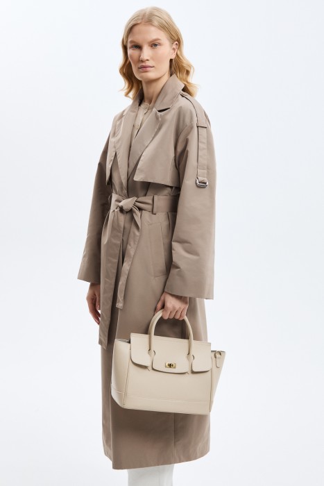 сумка из натуральной кожи от бренда снежная королева вид слева