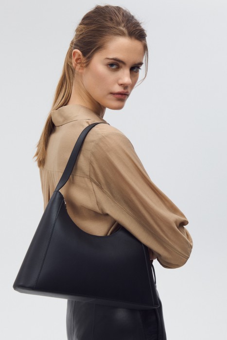 сумка из натуральной кожи от бренда снежная королева вид слева