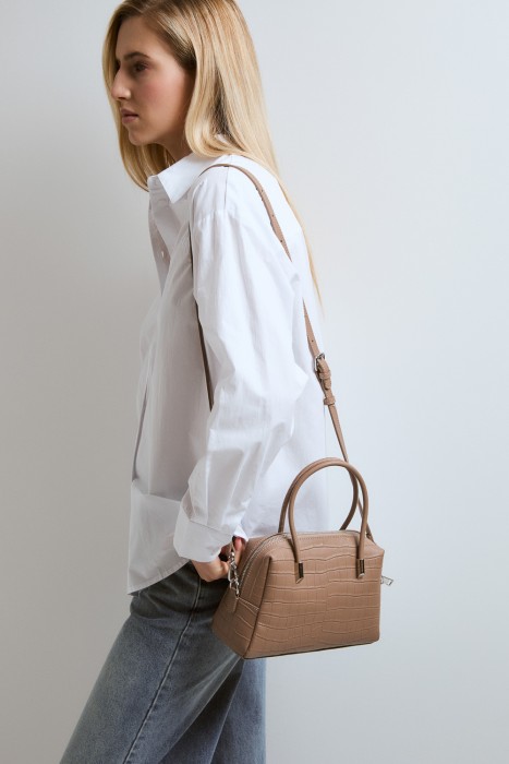 сумка из натуральной кожи от бренда снежная королева вид слева