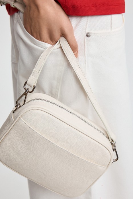 сумка из натуральной кожи от бренда снежная королева вид слева