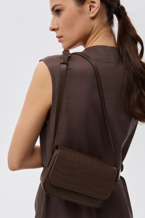 сумка из натуральной кожи от бренда снежная королева вид слева