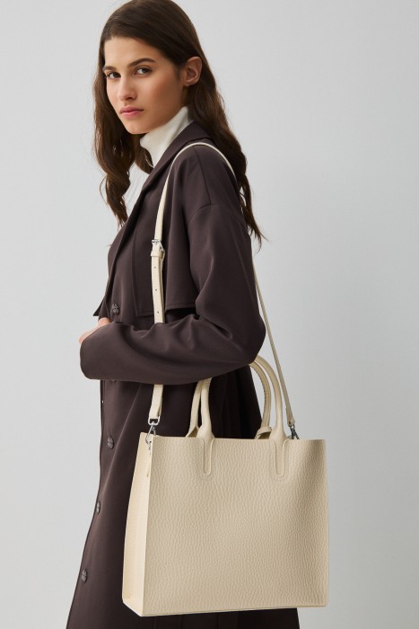 сумка из натуральной кожи от бренда снежная королева вид слева