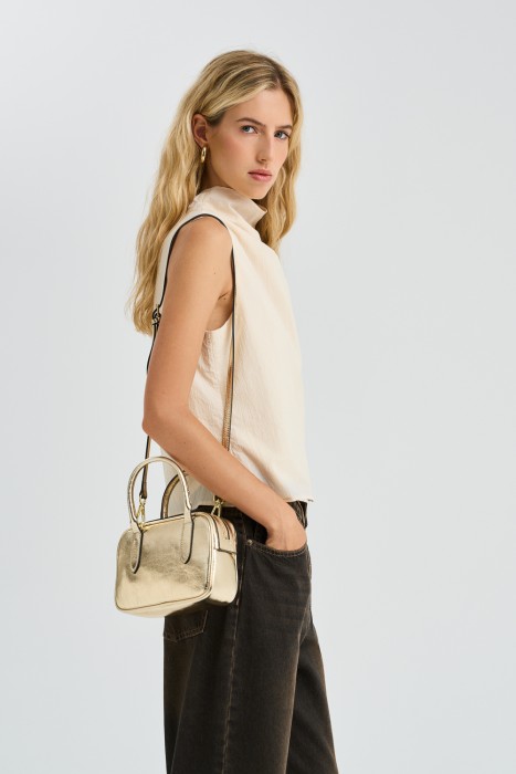 сумка из натуральной кожи от бренда снежная королева вид слева