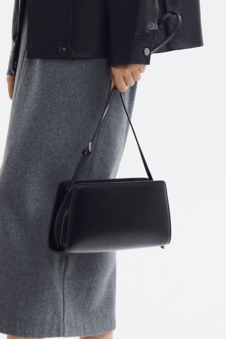 сумка из натуральной кожи от бренда снежная королева вид слева