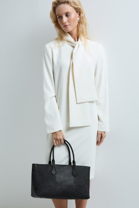 сумка из натуральной кожи от бренда снежная королева вид слева