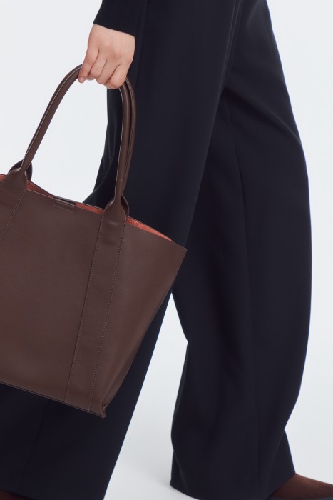 сумка из натуральной кожи от бренда снежная королева вид слева