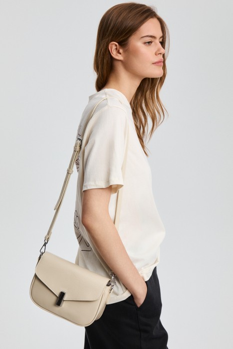 сумка из натуральной кожи от бренда снежная королева вид слева