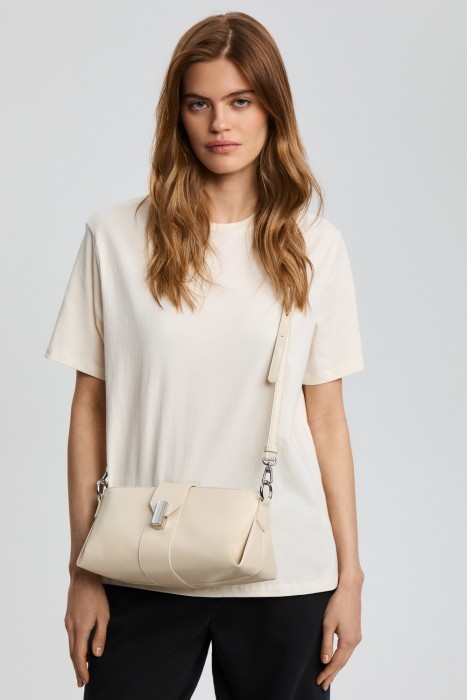 сумка из натуральной кожи от бренда снежная королева вид слева