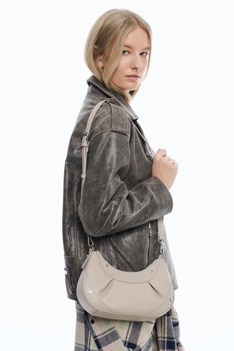 сумка из натуральной кожи от бренда снежная королева вид слева