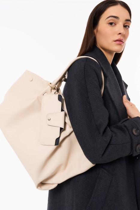 сумка из натуральной кожи от бренда снежная королева вид слева